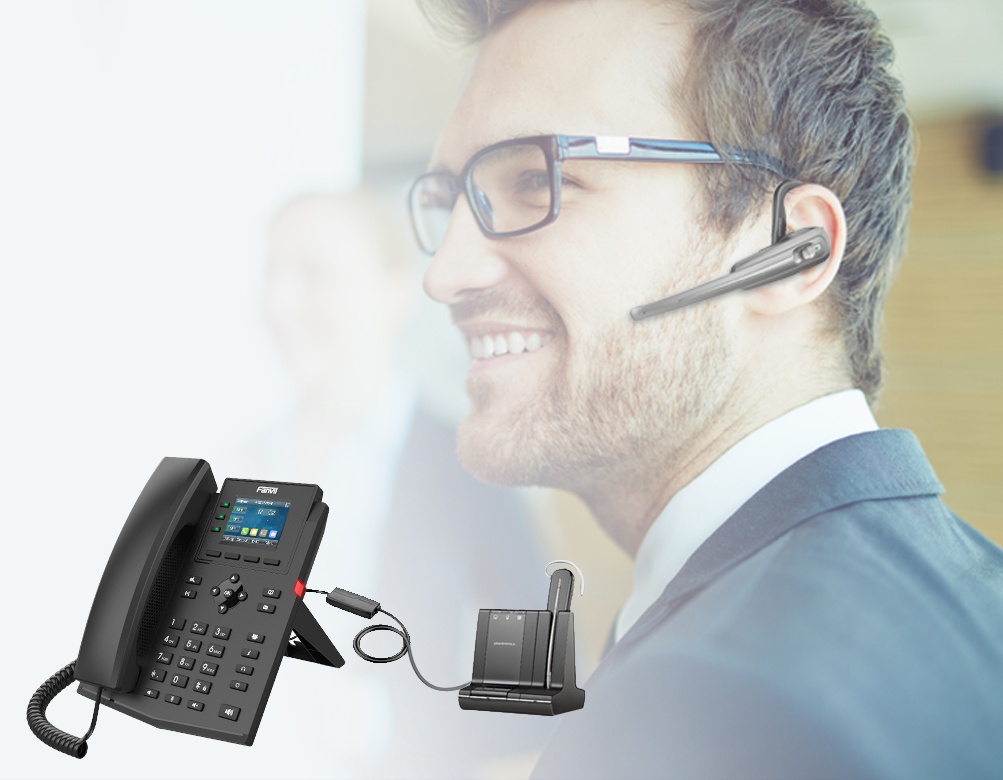 El teléfono IP con cable X303-2W admite la conexión de auriculares inalámbricos EHS mediante el adaptador EHS, lo que permite realizar múltiples tareas mientras se comunica por audio, mejorando considerablemente la eficiencia laboral. - CASTelecom