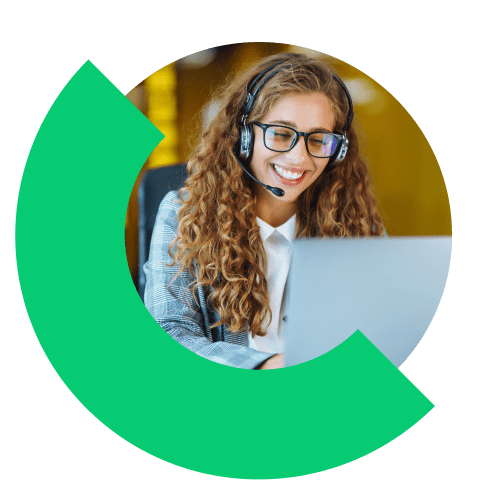 GoTo Persona en la oficina que usa software de comunicación empresarial en un portátil. CASTelecom